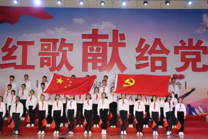 搬家那天，我扔了一部分衣服书刊，为何他那么狠，过来踹哭绿裤女生，不懂得珍惜眼前人吗？游戏画面